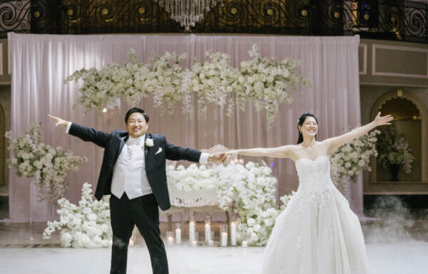 All White Florals & An Impressive First Dance at The Venetian