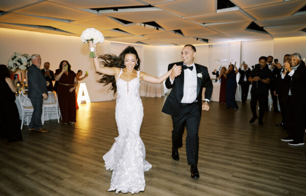 Modern Chic Vibes For This Wedding With NYC as The Backdrop