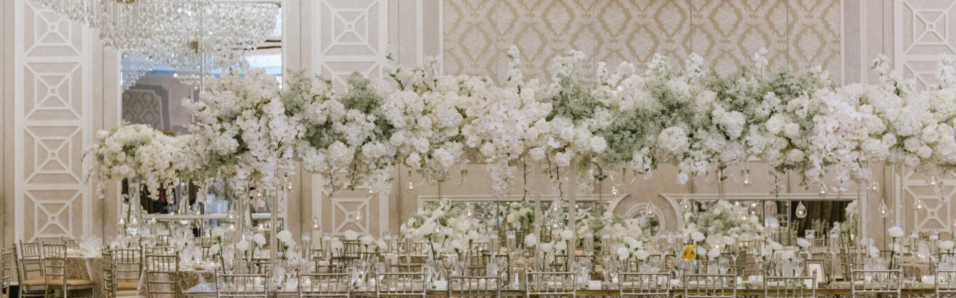 All White Florals & An Impressive First Dance at The Venetian