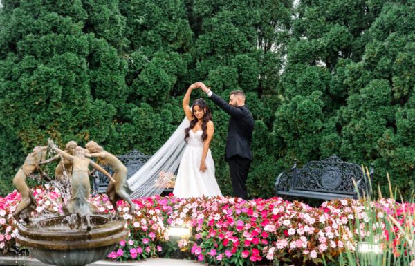 Vintage Meet Modern at This Wedding With Lamp Shade Performers